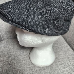 Classic Men's Gray Herringbone Flat Cap
